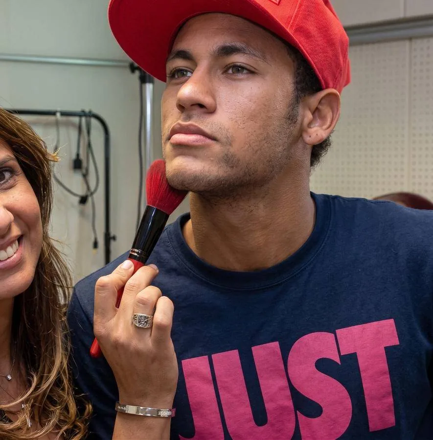 Neymar Jr. sendo maquiado por Guetti Reis em produção de estúdio