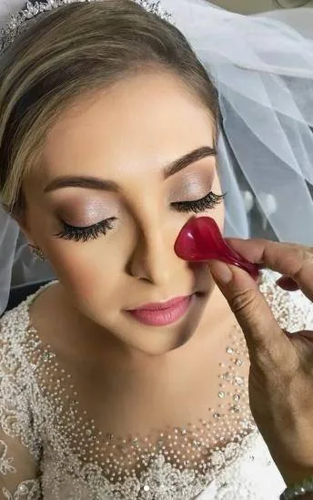 Noiva sendo maquiada por Guetti Reis, preparação do dia
