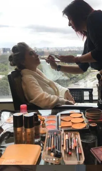 Guetti Reis maquiando noiva com vista da cidade ao fundo