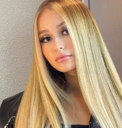 Modelo com maquiagem editorial e pele iluminada por Guetti Reis
