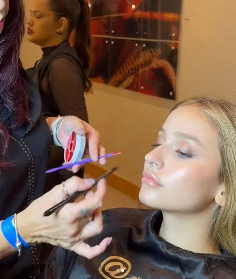 Bastidor de editorial, Guetti Reis finalizando a maquiagem da modelo