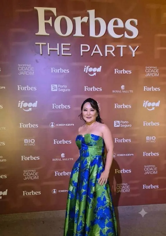 Ale Nishimura no painel Forbes The Party, beleza por Guetti Reis