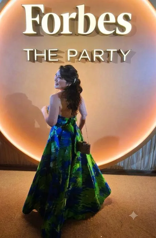 Ale Nishimura de costas em vestido de gala no painel Forbes The Party, beleza por Guetti Reis