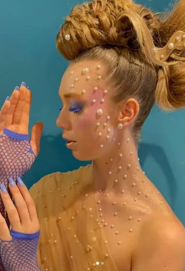 Maquiagem artística editorial com pérolas e olhos azuis por Guetti Reis