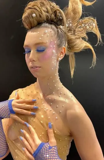 Beleza artística com aplicações de pérolas e maquiagem colorida por Guetti Reis