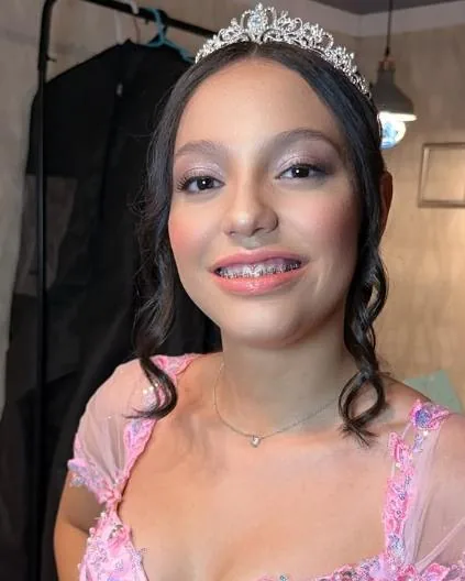Debutante de 15 anos com tiara e maquiagem por Guetti Reis
