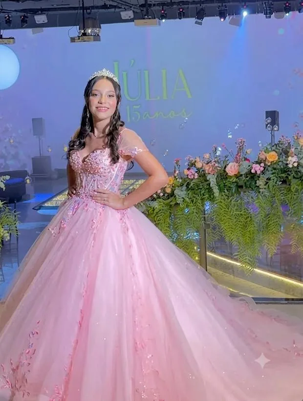 Debutante Júlia no salão da festa de 15 anos, beleza por Guetti Reis