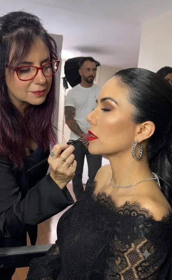 Guetti Reis aplicando batom vermelho em Daniela Albuquerque nos bastidores