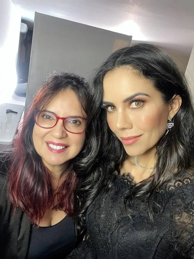Guetti Reis ao lado de Daniela Albuquerque nos bastidores