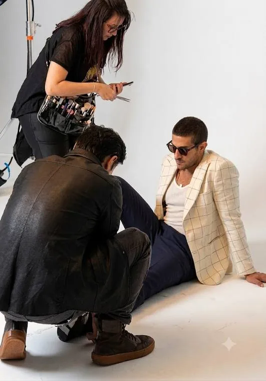 Chay Suede sendo maquiado por Guetti Reis nos bastidores do ensaio