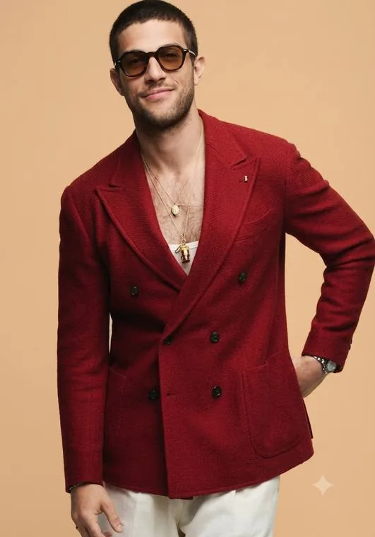 Chay Suede em editorial de moda com blazer vermelho da coleção de Won Alexandre