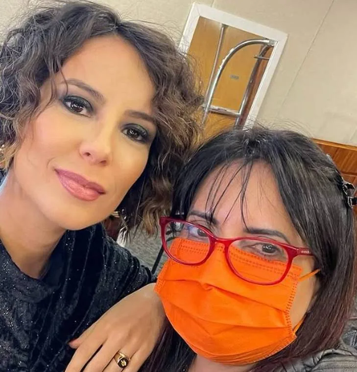 Guetti Reis com a atriz Andreia Horta nos bastidores