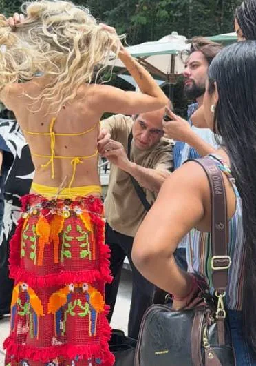 Guetti Reis maquiando modelo no set do editorial da Veja São Paulo